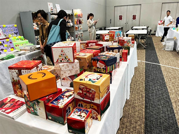 クリスマス関連商品の展示会の様子