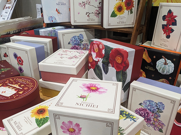 季節の花のイラストが描かれたギフトボックス
