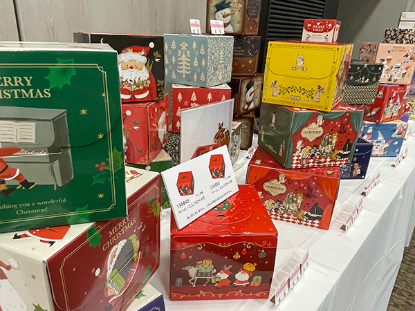クリスマス用の様々なサイズのデコレーション箱